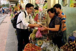 ブログライターが果物を購入しているシーン③