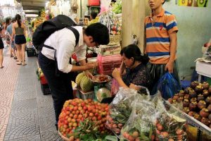 ブログライターが果物を購入しているシーン④