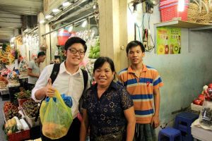 ブログライターが果物を購入しているシーン⑥