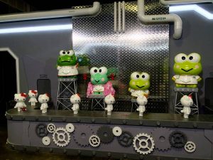 サンリオキャラクターの模型（キティのロボット製造工場イベント）