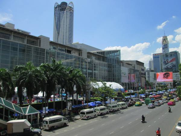 バンコクで最も有名な巨大モール、セントラルワールド・プラザ（Central World Plaza）の外観
