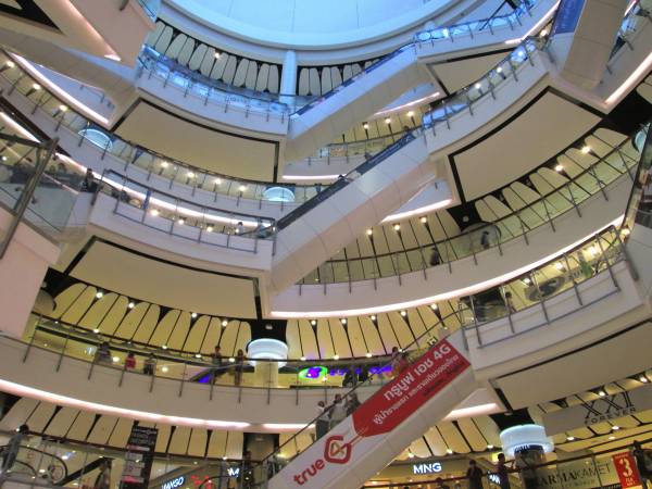 セントラルワールド・プラザ（Central World Plaza）の吹き抜けホール