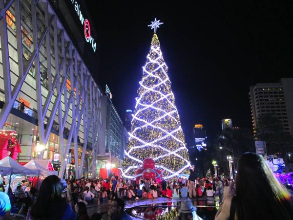セントラルワールド・プラザ（Central World Plaza）の巨大なクリスマスツリー