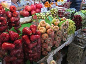 陳列されている新鮮な果物