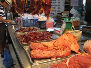 陳列されている新鮮な精肉類