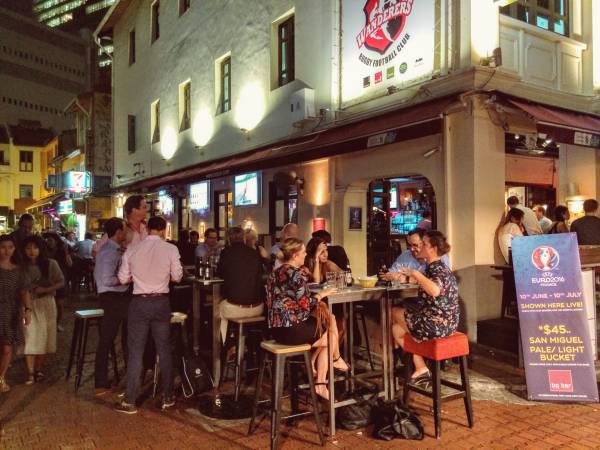 週末は道路に席ができるほどにぎわっている