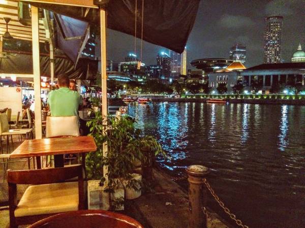 シンガポールの夜景をのぞみながらディナーが食べられる