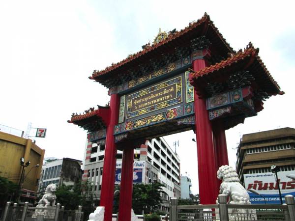 チャイナタウンの入り口にそびえる門