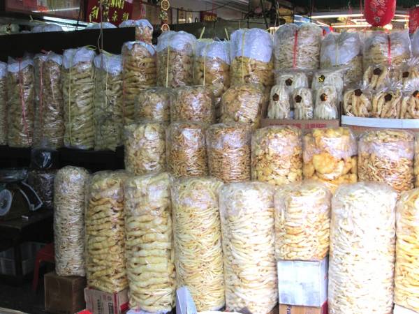 店頭に並べられた香辛料やだし汁