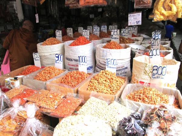 店頭に並べられた香辛料やだし汁