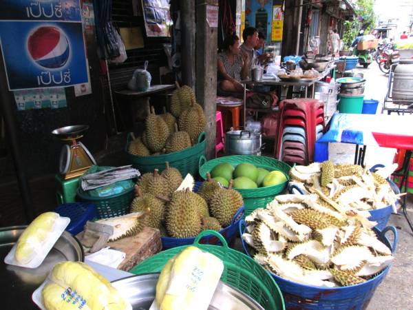 籠に入れられたドリアン