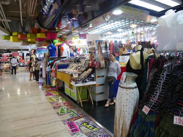 服飾エリアの様子