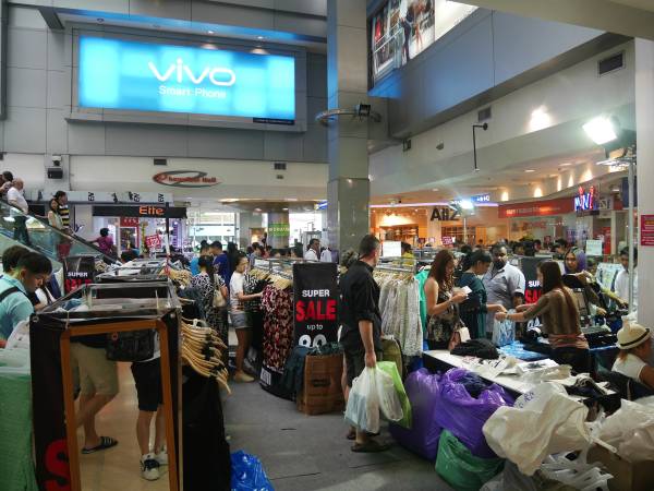 服飾エリアのバーゲンの様子