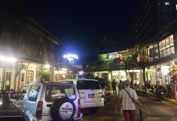 日が落ちレストランやバーがオープン