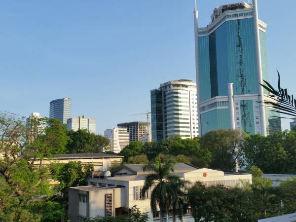 教室の窓からはホーチミン市の中心街をのぞむことができる