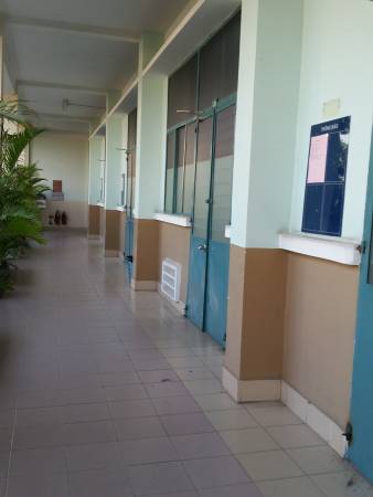 人文社会科学大学の外廊下に面した教室