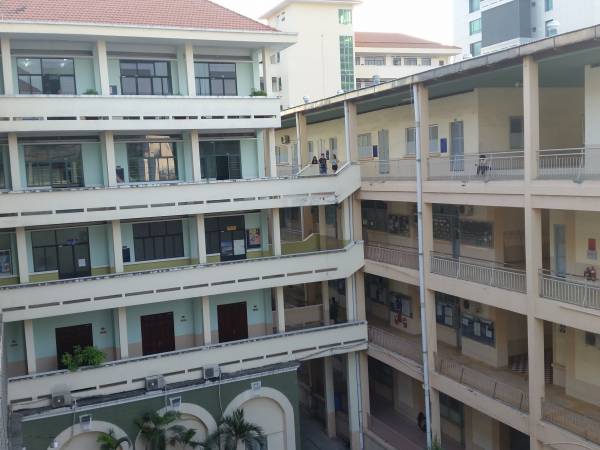 ベトナム国家大学ホーチミン市校人文社会科学大学のキャンパス内の風景　