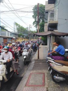 どの通りに行ってもバイクであふれているホーチミン市