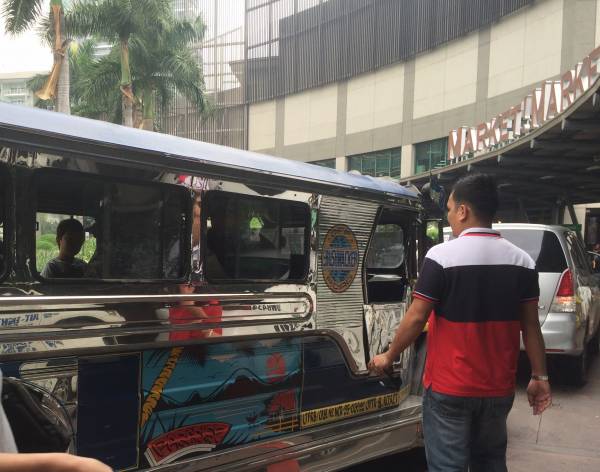 今ツアーは貸し切りジプニーで行われました。