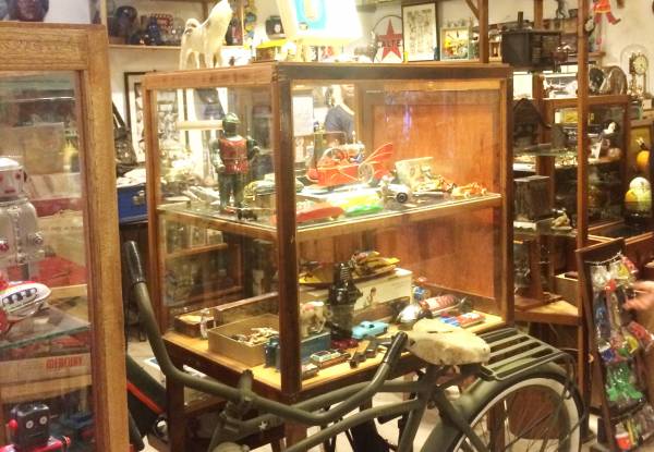 ケースの中に飾られた数多くのヴィンテージ商品