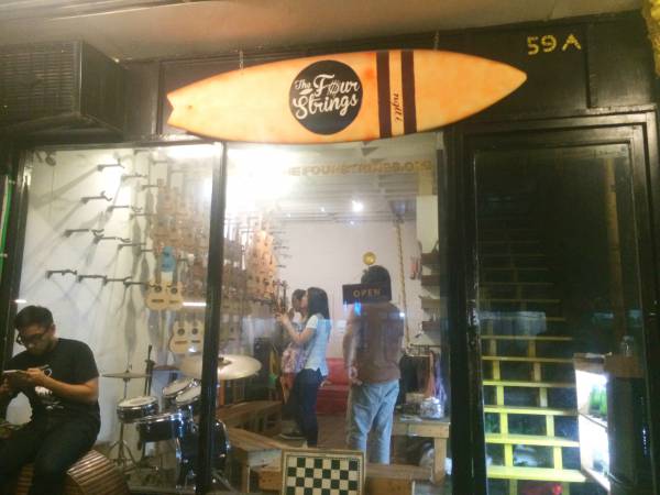 ザ・フォー・ストリングス(The Four String)の入り口