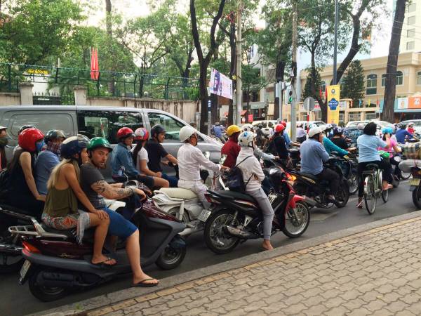 バイク車等であふれ非常に混雑したホーチミンの道路状況