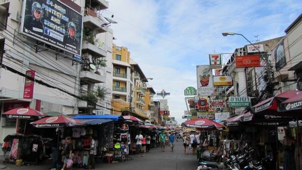 N12 プラ・ピンクラオの次の渡船場N13 バンランプー（プラ・アーチット）Banglampoo（Phra Arthit）からは、バックパッカーの街、カオサンロードへと抜けることができる