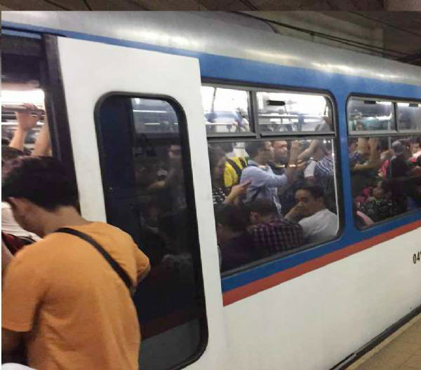 混みあったMRT（メトロレール・トランジット）とLRT（ライトレール・トランジット）の様子