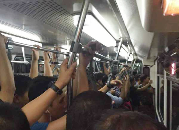 混みあった社内の様子