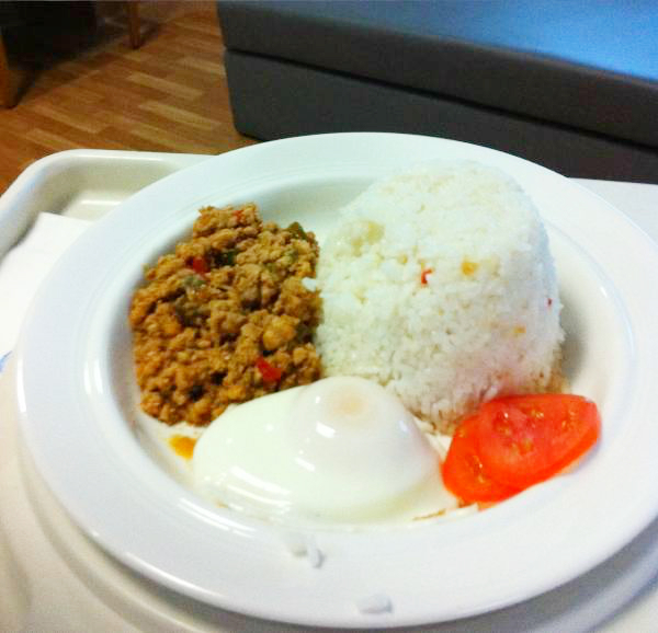 フィリピンセントルークス・メディカル・センターの入院食（白ご飯、目玉焼き、タイ料理で肉類とカミメボウキをナンプラーとオイスターソースとともに炒めた料理）