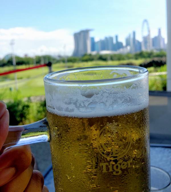 生ビールの後ろにはシンガポールの街