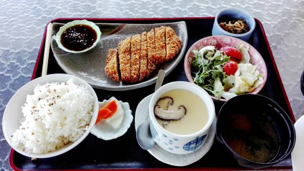 充実したフード（カツ定食を注文）