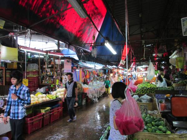市場内は薄暗くお店が密接しています。バンコク庶民の暮らしぶりを肌で感じることができるスポットです。。