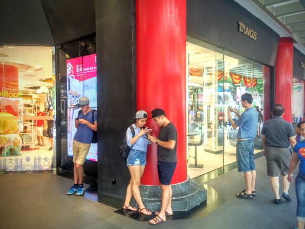 マナーの良いシンガポリアンは、道路の真ん中で急に立ち止まることはなく、律儀に端に寄ってポケモンGOをプレイしています。