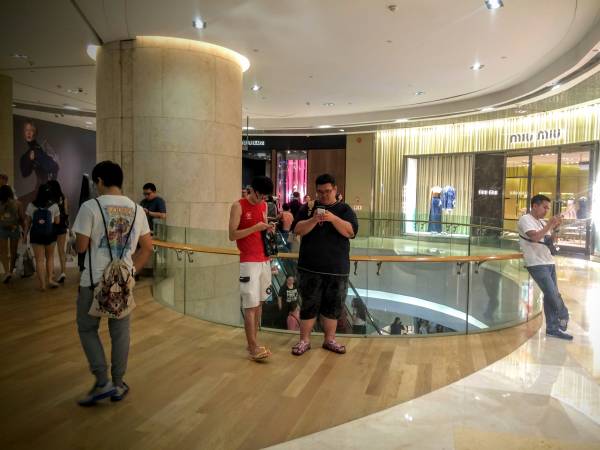 配信が遅れた分他国からの情報を仕入れていたためか多くの人が手にモバイルバッテリーを持っている