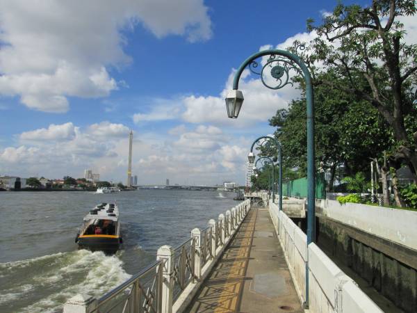 川沿いのプロムナードは次の渡船場まで続いており、地元の人や観光客が散歩している姿を時折見かける。