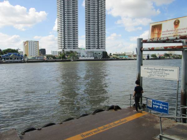 ピンクラオ橋への行き方はチャオプラヤー川エクスプレスボートのN12 プラ・ピンクラオに向かう