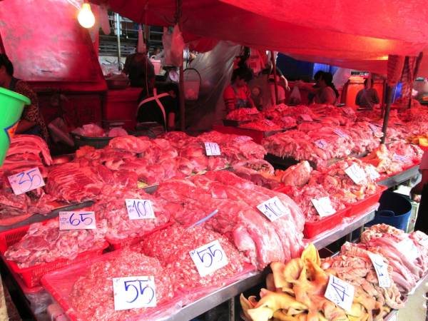 店頭に積み上げられたお肉の山。日本ではまずみることのできない景色です。