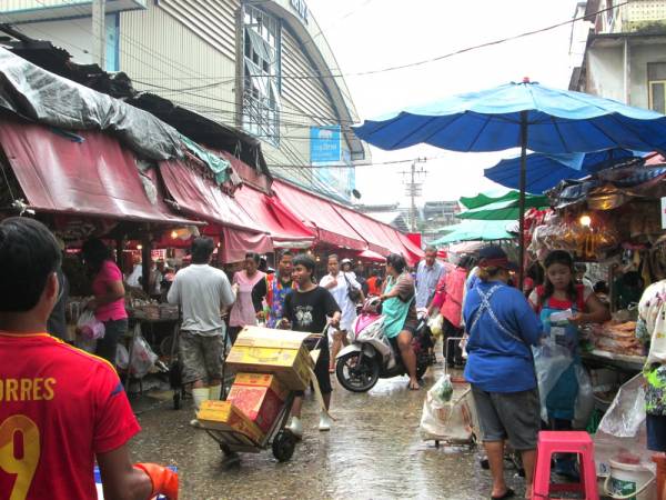 バンコク最大の市場で、長辺およそ600mの広い敷地に、魚介から肉、野菜、果物まであらゆる食材が並んでおり、普段から多くの買い物客でにぎわっている。