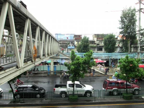 MRT地下鉄のクイーンシリキットナショナルコンベンションセンター駅の一番出口をでた出た先の歩道橋