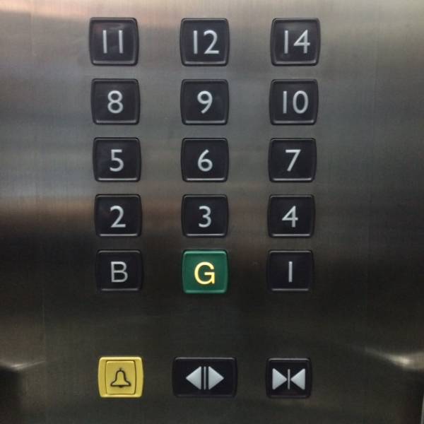 ベトナムのエレベーター行先階ボタン