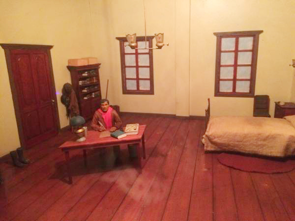 アヤラ博物館に展示されているホセ・リサールが本を執筆している様子を表したジオラマ