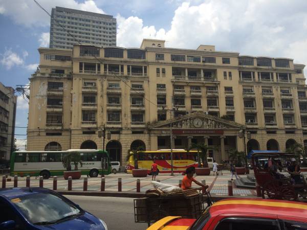 カリエド駅前のフィリピン・ナショナル・バンク