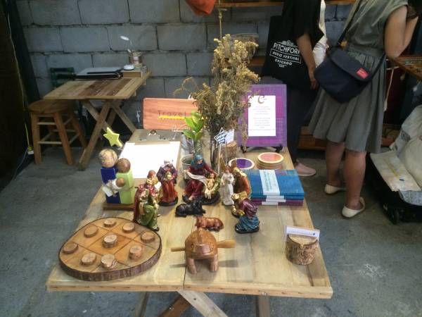 「98Bコラボラトリー(98B COLLABoratory)」に並ぶ手作りアクセサリー