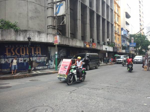 2016年現在のエスコルタ通りは、雑然とした印象