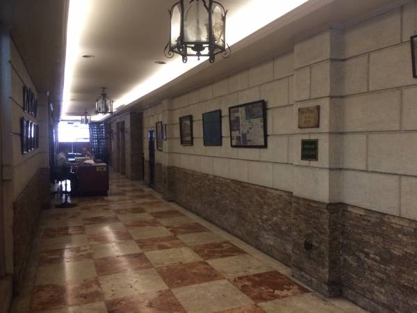 カルヴォビルデイング入口と通路