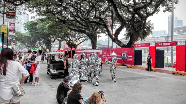 銀色の衣装に身を包んだパフォーマー集団