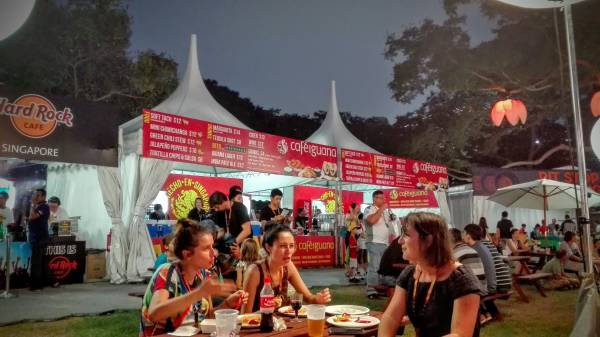 いくつかの飲食店が並んだ様子