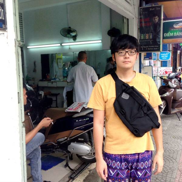 床屋の前に立つ金子