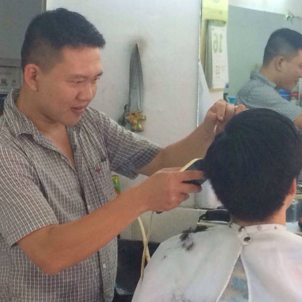 バリカンでサイドを切られるタマリンド金子